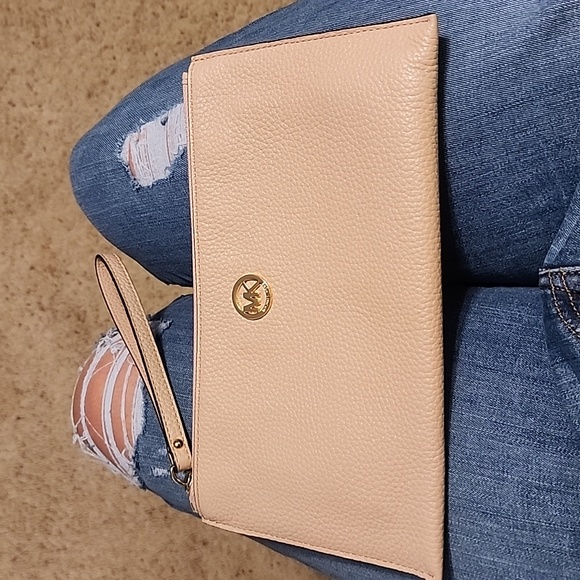 Michael Kors Handbags - Michael Kors wristlet like new condition